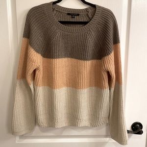 NWOT Cyrus Large Crewneck Sweater - Perfect for Autumn and Winter Weather